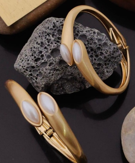 Matt finish pearl bracelet