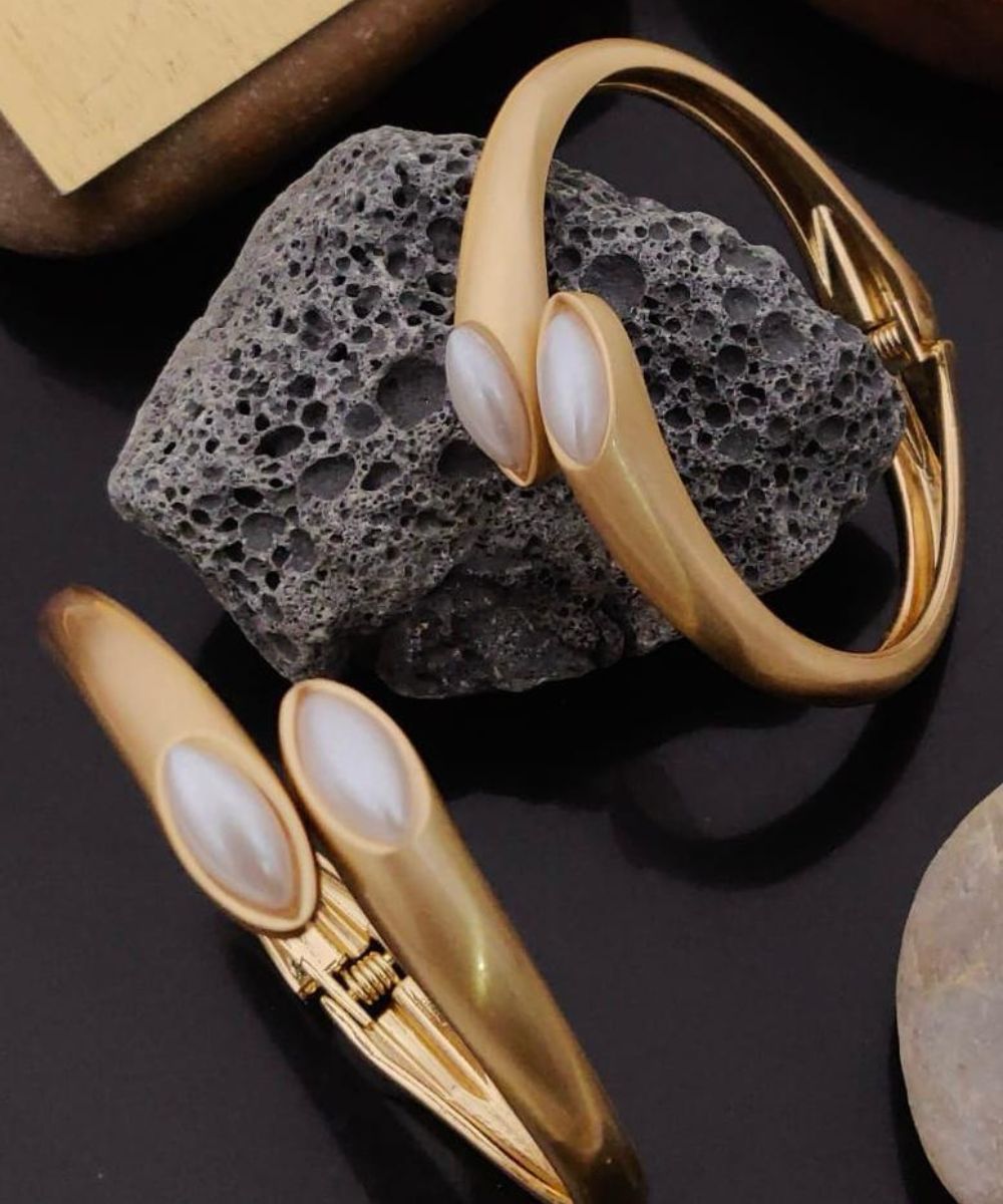 Matt finish pearl bracelet